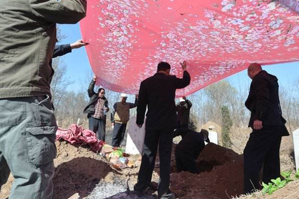 前坟现场 前坟现场